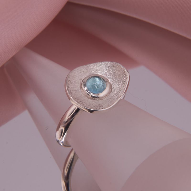Nahaufnahme des Isola Silberrings auf einem Ringständer zur Veranschaulichung der Proportionen und Lichtreflexe der Diamantierung.
